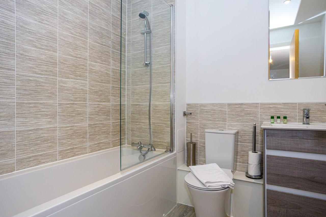 Contemporary 2 Bedroom Duplex In Salford Манчестер Экстерьер фото